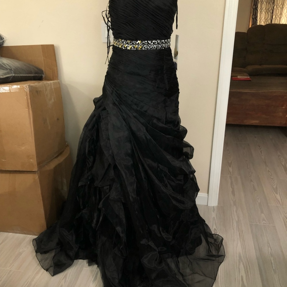 Black ruffled layers with train - Picture 4 of 14